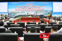 Chiều 9/11, tại Đà Nẵng, hơn 200 đại biểu đến từ các cơ quan nghiên cứu, các chuyên gia kinh tế, đại diện các tỉnh miền Trung, cùng đại diện các doanh nghiệp trong và ngoài nước đã cùng họp bàn về phát triển logistics tại khu vực