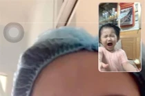 Con gái chị Hạnh oà khóc khi nhìn thấy mẹ (Ảnh - Cao Tuân) 