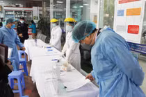 Lãnh đạo Bộ Y tế kiểm tra công tác khám, chữa bệnh tại bệnh viện (Ảnh - Lê Hảo) 