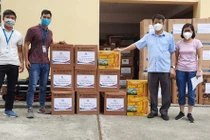 Cán bộ tiếp nhận thuốc và sản phẩm y dược cổ truyền tại Bệnh viện Y học Cổ truyền Bắc Giang (Ảnh - Đức Duy) 