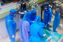 Các bác sĩ can thiệp cho bệnh nhân mắc COVID-19 nặng (Ảnh - Đặng Thanh) 