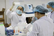 Nhân viên y tế làm việc trong phòng xét nghiệm (Ảnh - Ngọc Nga)