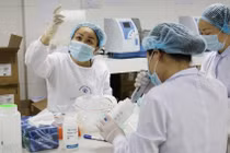 Cán bộ y tế làm việc trong phòng xét nghiệm COVID-19 (Ảnh - Ngọc Nga)