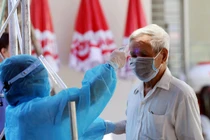 Nhân viên y tế kiểm tra nhiệt độ cho người dân (Ảnh: Bộ Y tế) 