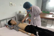 Bác sĩ khám cho bệnh nhi bị suy gan cấp (Ảnh - BVCC) 