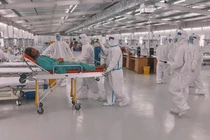 Các bác sĩ ở Bệnh viện Hữu nghị Việt Đức tiếp nhận bệnh nhân mắc COVID-19 nặng (Ảnh - BVCC)