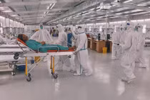 Các bác sĩ ở Bệnh viện Hữu nghị Việt Đức tiếp nhận bệnh nhân mắc COVID-19 nặng (Ảnh - BVCC)