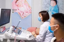 Bác sĩ siêu âm 5D cho bệnh nhân (Ảnh - BVCC) 