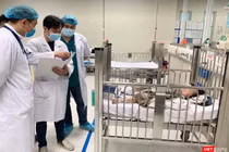 Bác sĩ xem xét, kiểm tra tình trạng sức khoẻ bé H. (Ảnh - BV) 