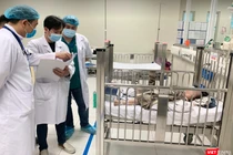 Bác sĩ xem xét, kiểm tra tình trạng sức khoẻ bé H. (Ảnh - BV) 