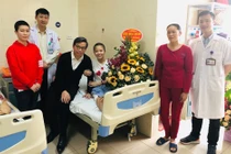 Niềm vui của bệnh nhân H. sau mổ (Từ trái qua phải: chị Đào Thị Thanh H., mổ thay ½ xương đùi cách 4 tháng; BS. Nguyễn Trần Quang Sáng, PGS TS. Trần Trung Dũng; em Lê Thị H., mẹ em Lê Thị H. và BS. Trần Đức Thanh). (Ảnh: Sơn Tùng)