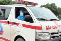 Xe cấp cứu chở bệnh nhân COVID-19 đi cách ly, điều trị (Ảnh - Minh Thuý) 