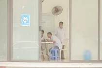 Bác sĩ làm việc ở Bệnh viện Tâm thần Trung ương I (Ảnh - Minh Nhân) 