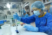 Nhân viên y tế lấy mẫu xét nghiệm COVID-19 (Ảnnh - BYT) 