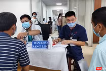 Bác sĩ khám sàng lọc cho người dân trước khi tiêm vaccine phòng COVID-19 (Ảnh - Minh Thuý) 