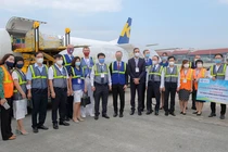 Bộ Y tế tiếp nhận hơn 97.000 liều vaccine phòng COVID-19 của Pfizer/BioNtech (Ảnh - Trần Minh) 