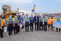 Bộ Y tế tiếp nhận hơn 97.000 liều vaccine phòng COVID-19 của Pfizer/BioNtech (Ảnh - Trần Minh) 