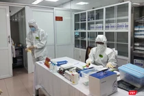 Nhân viên y tế trong phòng xét nghiệm (Ảnh - Minh Thuý) 
