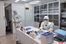 Nhân viên y tế trong phòng xét nghiệm (Ảnh - Minh Thuý) 