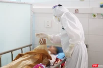 Bác sĩ chăm sóc cho bệnh nhân trong khu vực cách ly phòng COVID-19 (Ảnh - Minh Thuý) 