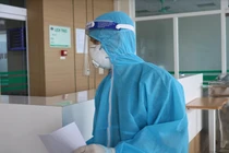 Nhân viên y tế trực ở bệnh viện (Ảnh - Minh Thuý) 