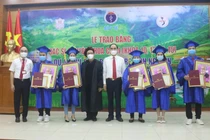 GS.TS. Tạ Thành Văn và TS. Phạm Văn Tác trao bằng tốt nghiệp cho các học viên (Ảnh - Minh Thuý) 