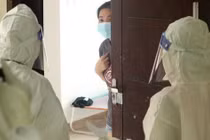 Nhân viên y tế thăm hỏi F0 điều trị tại nhà (Ảnh - BYT)