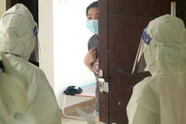 Nhân viên y tế thăm hỏi F0 điều trị tại nhà (Ảnh - BYT)