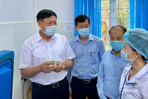 Thứ trưởng Đỗ Xuân Tuyên kiểm tra vaccine bạch hầu tại Trạm y tế xã Đắk Ruồng (Ảnh: Vũ Mạnh Cường) 