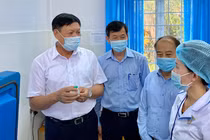 Thứ trưởng Đỗ Xuân Tuyên kiểm tra vaccine bạch hầu tại Trạm y tế xã Đắk Ruồng (Ảnh: Vũ Mạnh Cường) 