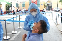 Người dân được lấy mẫu xét nghiệm COVID-19 (Ảnh - Lê Hảo)