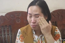 Chị Hưng xúc động rơi nước mắt nhỡ lại hành trình tìm con (Ảnh - Minh Thuý) 