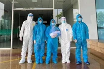 Các bác sĩ chúc mừng bệnh nhân được xuất viện (Ảnh - BVCC) 