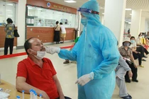 Nhân viên y tế lấy mẫu xét nghiệm cho bệnh nhân (Ảnh - BVCC)