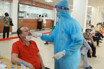 Nhân viên y tế lấy mẫu xét nghiệm cho bệnh nhân (Ảnh - BVCC)