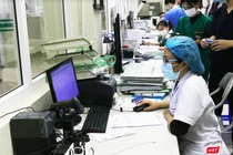 Các bác sĩ ở Bệnh viện Bệnh Nhiệt đới Trung ương làm việc 24/24 để chăm sóc cho bệnh nhân (Ảnh - Minh Thuý) 