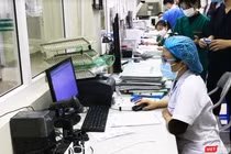 Các bác sĩ ở Bệnh viện Bệnh Nhiệt đới Trung ương làm việc 24/24 để chăm sóc cho bệnh nhân (Ảnh - Minh Thuý) 