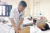 BS. Đỗ Tuấn Anh thăm khám cho bệnh nhân sỏi mật sau phẫu thuật (Ảnh: Bệnh viện Hữu nghị Việt Đức)