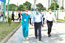 Thủ tướng trực tiếp kiểm tra Bệnh viện dã chiến điều trị COVID-19 thuộc BV Đại học Y Hà Nội (Ảnh - VGP/Nhật Bắc) 