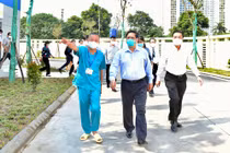 Thủ tướng trực tiếp kiểm tra Bệnh viện dã chiến điều trị COVID-19 thuộc BV Đại học Y Hà Nội (Ảnh - VGP/Nhật Bắc) 