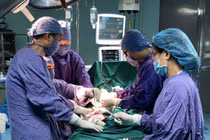 Kíp mổ cho bệnh nhi bị gãy xương đùi. Ảnh: Bệnh viện Hữu Nghị 