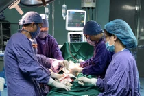 Kíp mổ cho bệnh nhi bị gãy xương đùi. Ảnh: Bệnh viện Hữu Nghị 