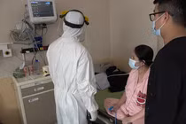 Bác sĩ Bệnh viện Đa khoa Đức Giang thăm khám sức khỏe cho sản phụ sau hơn 1 tuần sau mổ (Ảnh - BVCC)