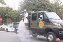 Nhân viên y tế phun khử khuẩn phòng COVID-19 (Ảnh - Minh Thuý) 