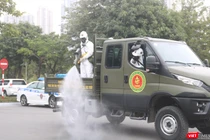 Nhân viên y tế phun khử khuẩn phòng COVID-19 (Ảnh - Minh Thuý) 