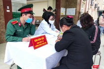 Người dân khai báo y tế, khám sàng lọc (Ảnh - Minh Thuý) 