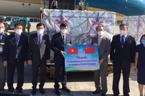 Ông Hùng Ba - Đại sứ đặc mệnh toàn quyền nước Cộng hoà nhân dân Trung Hoa trao lô hàng giúp đỡ Chính phủ và nhân dân Việt Nam phòng chống dịch (Ảnh - Trần Minh) 