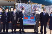 Ông Hùng Ba - Đại sứ đặc mệnh toàn quyền nước Cộng hoà nhân dân Trung Hoa trao lô hàng giúp đỡ Chính phủ và nhân dân Việt Nam phòng chống dịch (Ảnh - Trần Minh) 
