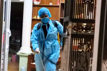 Nhân viên y tế phun khử khuẩn phòng COVID-19 (Ảnh - SYT)