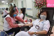 Bác sĩ ở Bệnh viện Hữu Nghị hiến máu tình nguyện (Ảnh - BVCC) 